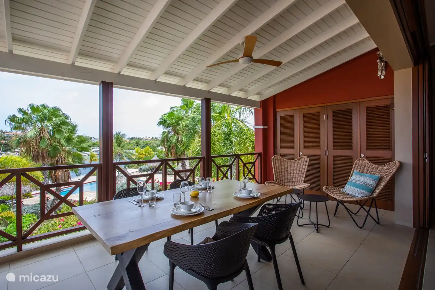 Schaduwrijk balkon met uitzicht over het Spaanse water.