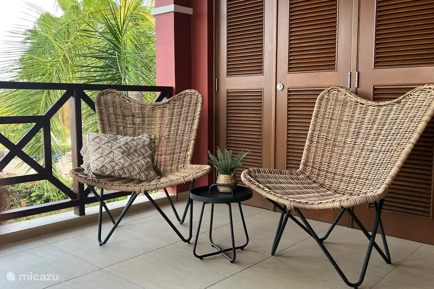 Comfortabele stoelen op het balkon