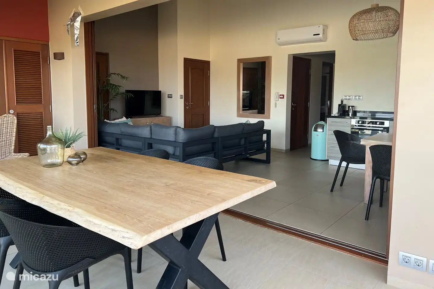 Schaduwrijk balkon met uitzicht over het Spaanse water.