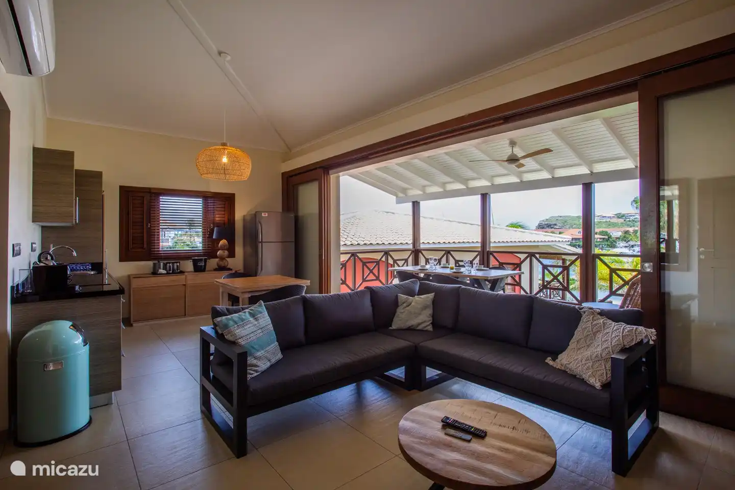 Woonkamer binnen en open keuken.