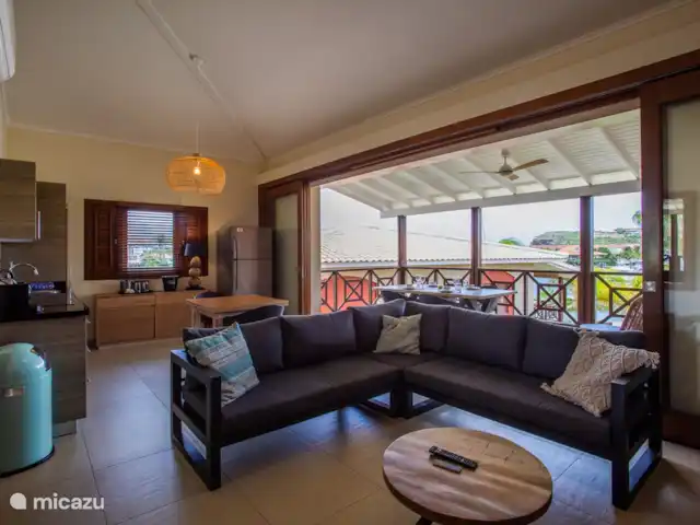 Área Jan Thiel | apartamento C8 en Curazao, Banda Arriba (este), Spaanse Water - apartamento Salón interior y cocina abierta.