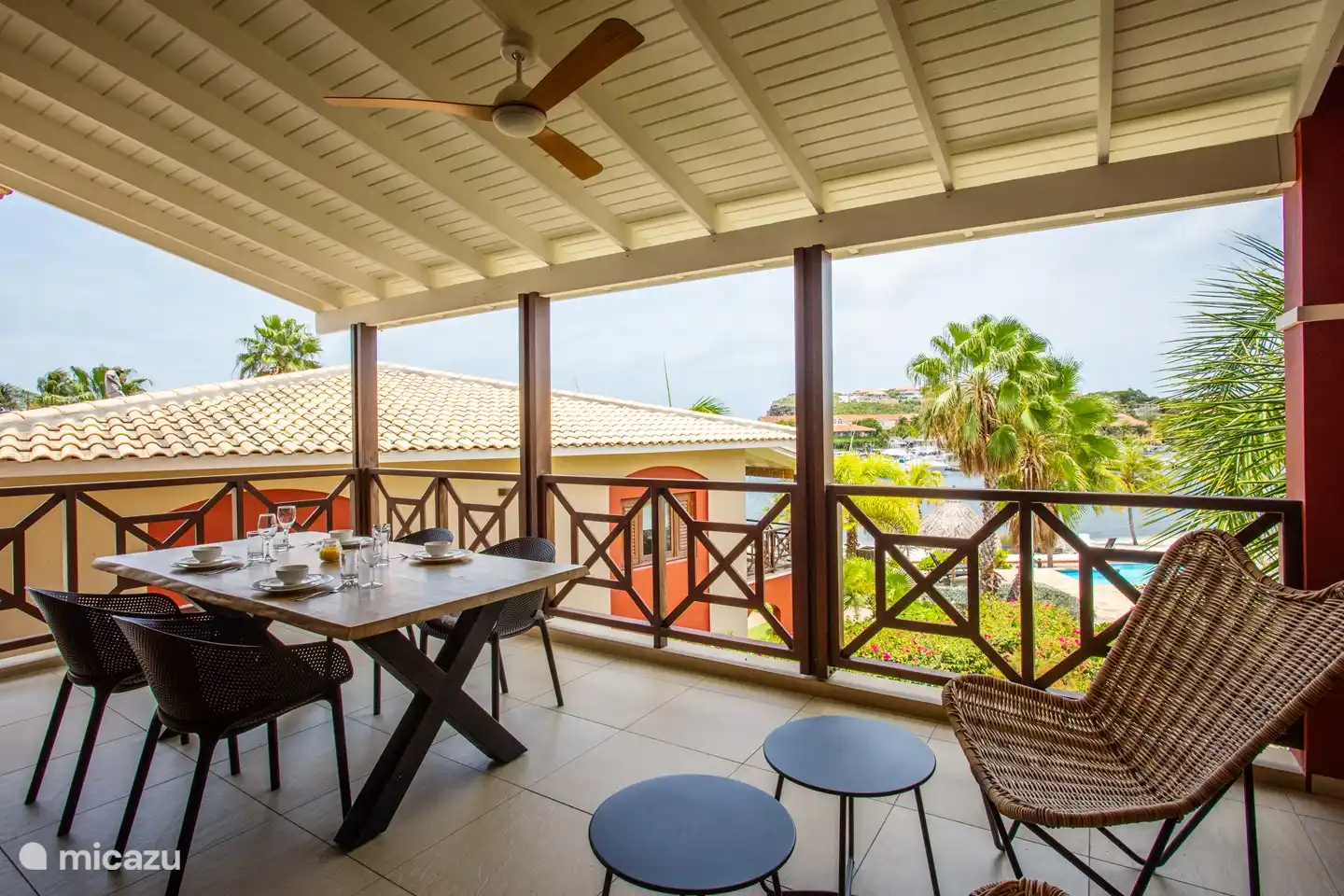 Schaduwrijk balkon met uitzicht over het Spaanse water.