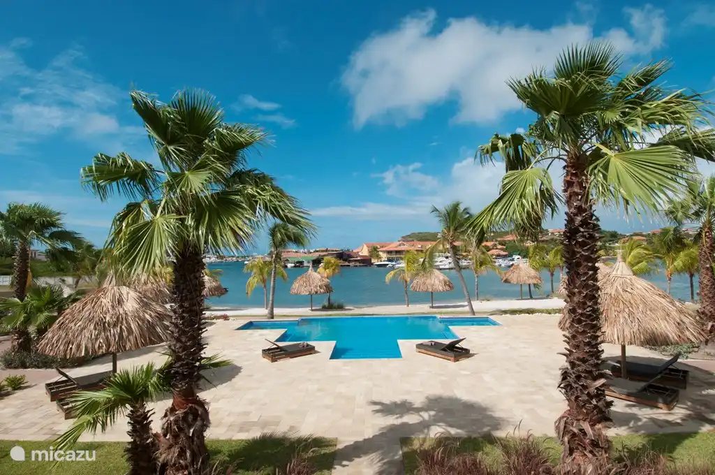 Riant zwembad dat gedeeld wordt met de andere appartementen van het resort. 