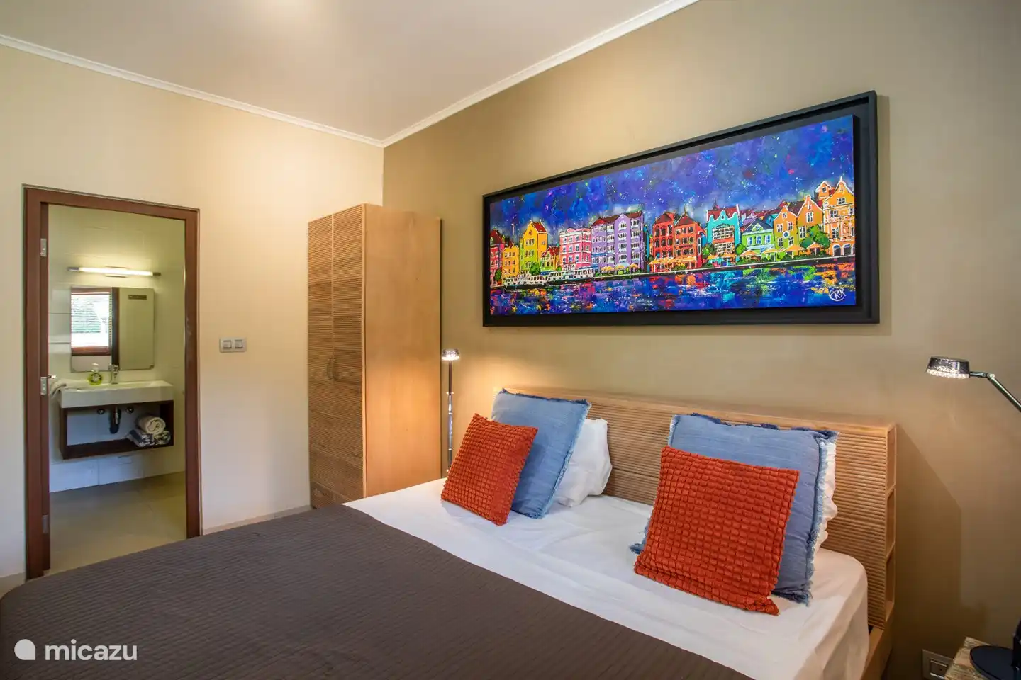 Slaapkamer 1 met privé badkamer