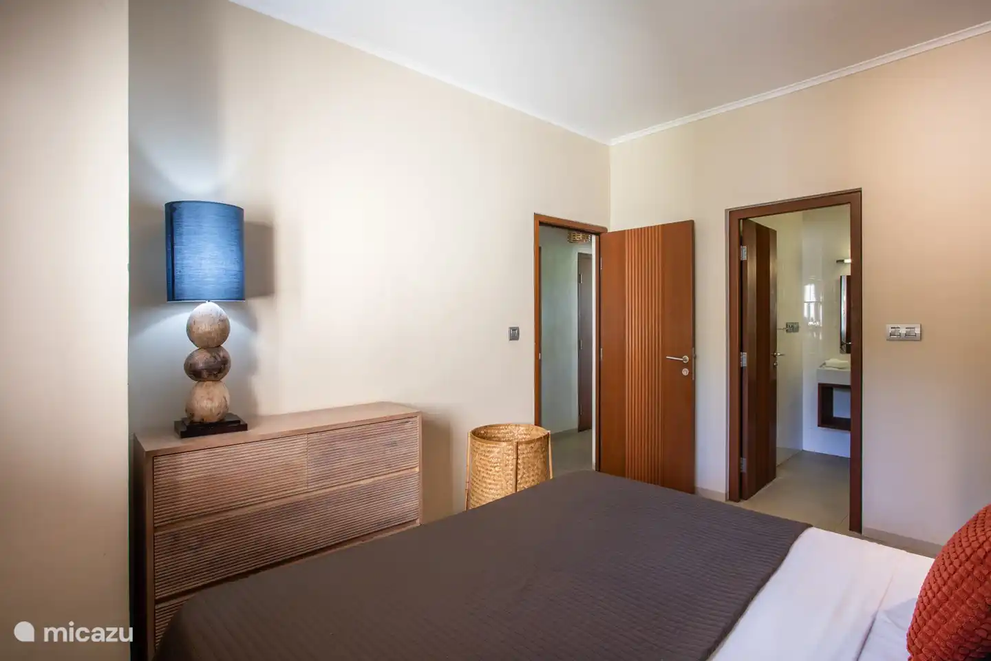 Slaapkamer 1 met privé badkamer