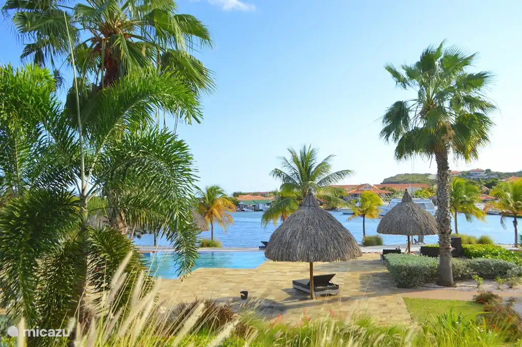 Schaduwrijk palapas op het strand. 