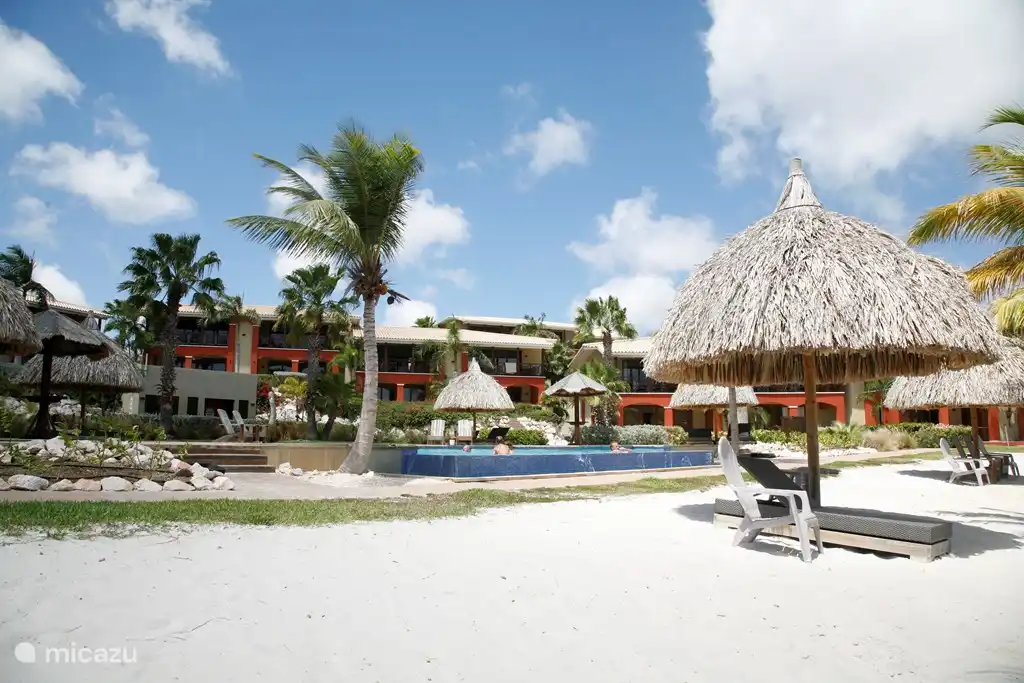 Het strand van het resort. 