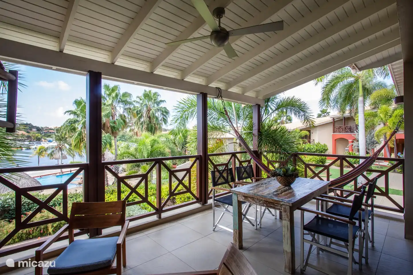 Riant uitzicht over het Spaanse water vanuit je hangmat