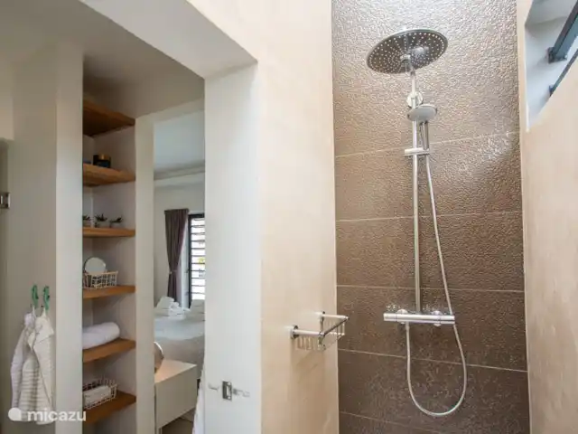 Penthouse de luxe La Royal @ Jan Thiel | Curaçao, Banda Ariba (est), Jan Thiel - appartement Salle de bain de la Chambre Maître avec douche et WC séparé.