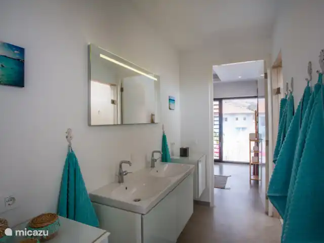 Penthouse de luxe La Royal @ Jan Thiel | Curaçao, Banda Ariba (est), Jan Thiel - appartement Salle de bain 2 avec douche et toilettes séparées