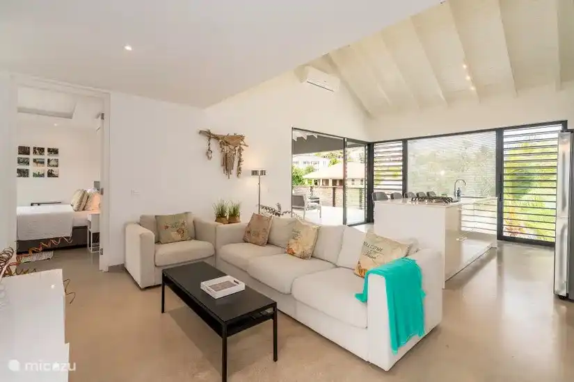 Le salon présente un intérieur frais et moderne et une télévision à écran plat avec toutes les principales chaînes (NL), dont Netflix.