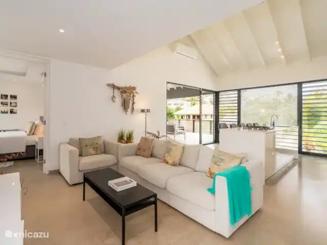 Penthouse de luxe La Royal @ Jan Thiel | Curaçao, Banda Ariba (est), Jan Thiel - appartement Le salon présente un intérieur frais et moderne et une télévision à écran plat avec toutes les principales chaînes (NL), dont Netflix.