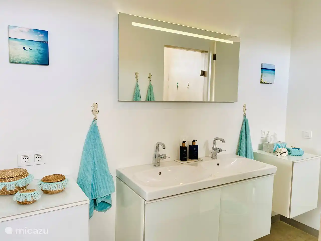 Salle de bain 2 avec douche et toilettes séparées