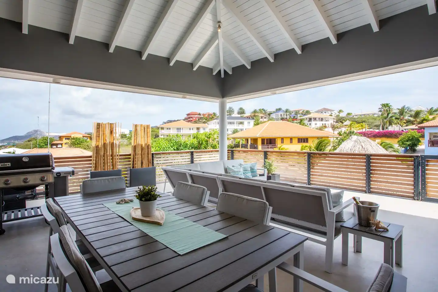 Véranda avec coin repas et coin salon