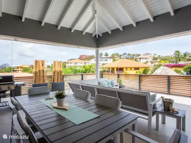 Penthouse de luxe La Royal @ Jan Thiel | Curaçao, Banda Ariba (est), Jan Thiel - appartement Véranda avec coin repas et coin salon