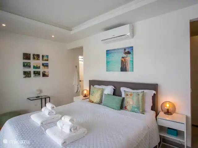 Penthouse de luxe La Royal @ Jan Thiel | Curaçao, Banda Ariba (est), Jan Thiel - appartement Chambre principale avec salle de bain attenante avec toilettes séparées et douche extérieure et dressing.