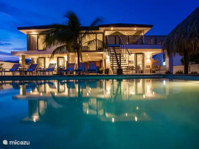 Penthouse de luxe La Royal @ Jan Thiel | Curaçao, Banda Ariba (est), Jan Thiel - appartement Villa le soir