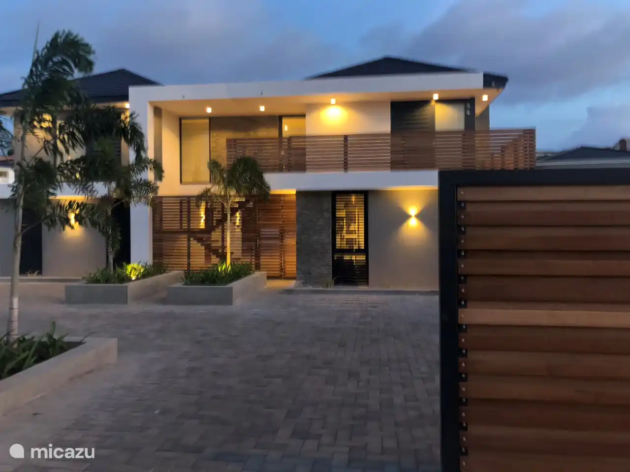 Villa en façade avec portail automatique