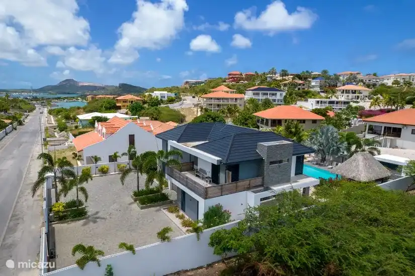 Villa avec places de parking.