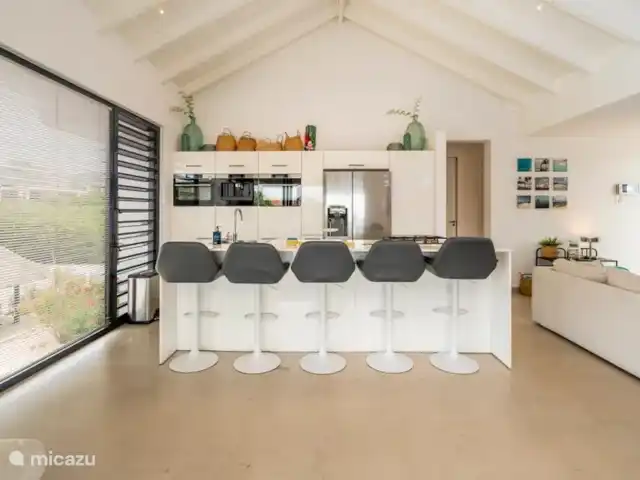 Penthouse de luxe La Royal @ Jan Thiel | Curaçao, Banda Ariba (est), Jan Thiel - appartement Le Penthouse est entièrement équipé et dispose d'une luxueuse cuisine ouverte avec, entre autres, un îlot de cuisson avec coin bar, un réfrigérateur américain avec machine à glaçons, un four à convection avec micro-ondes, un four à vapeur séparé, un lave-vaisselle, une machine à expresso intégrée, un mixeur, un grille-pain et une machine Nespresso.