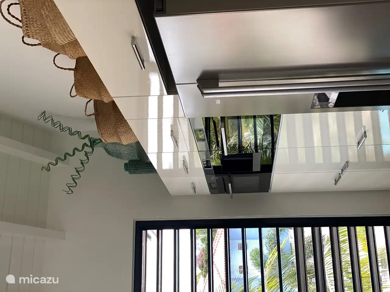 Le Penthouse est entièrement équipé et dispose d'une luxueuse cuisine ouverte avec, entre autres, un îlot de cuisson avec coin bar, un réfrigérateur américain avec machine à glaçons, un four à convection avec micro-ondes, un four à vapeur séparé, un lave-vaisselle, une machine à expresso intégrée, un mixeur, un grille-pain et une machine Nespresso.