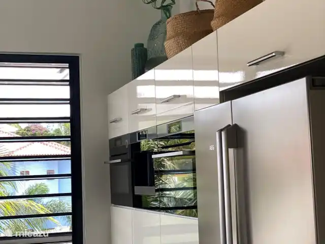 Penthouse de luxe La Royal @ Jan Thiel | Curaçao, Banda Ariba (est), Jan Thiel - appartement Le Penthouse est entièrement équipé et dispose d'une luxueuse cuisine ouverte avec, entre autres, un îlot de cuisson avec coin bar, un réfrigérateur américain avec machine à glaçons, un four à convection avec micro-ondes, un four à vapeur séparé, un lave-vaisselle, une machine à expresso intégrée, un mixeur, un grille-pain et une machine Nespresso.