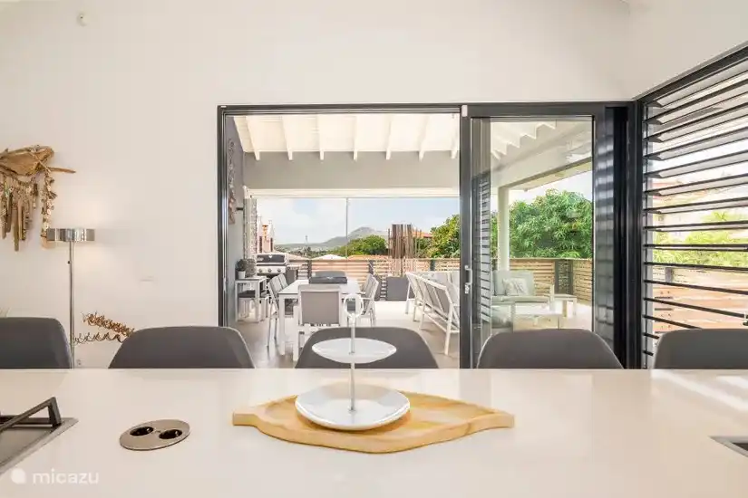 Vue depuis la cuisine sur le porche couvert