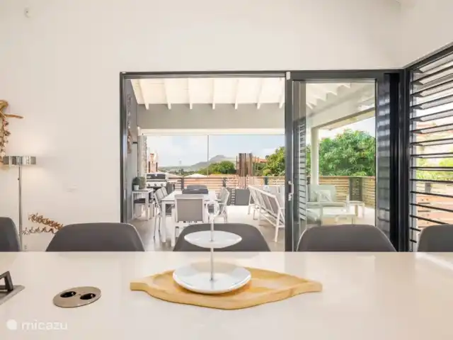 Penthouse de luxe La Royal @ Jan Thiel | Curaçao, Banda Ariba (est), Jan Thiel - appartement Vue depuis la cuisine sur le porche couvert