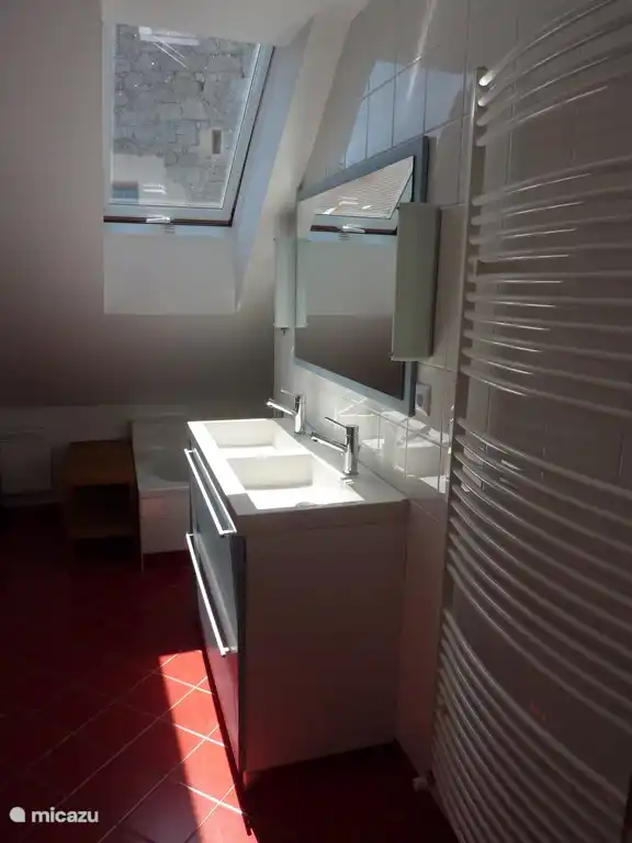 Salle de bain spacieuse avec WC, lavabo, douche, baignoire et machine à laver.