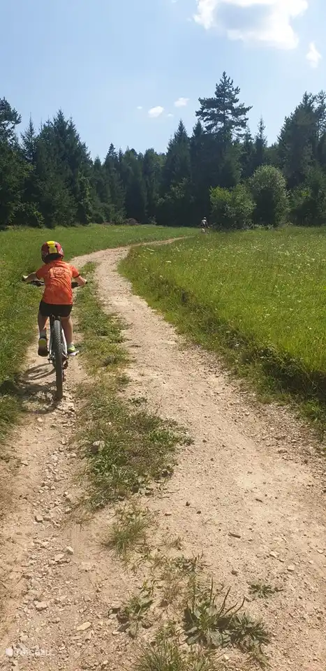 Vélo et VTT sur les routes de gravier.