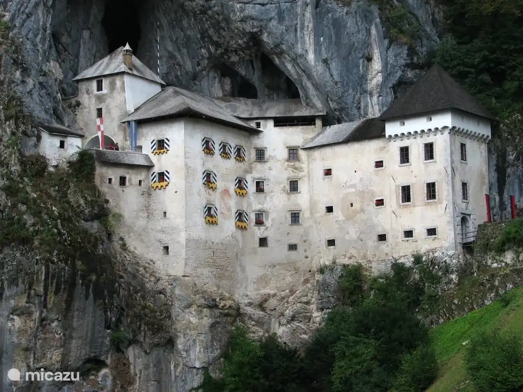 Predjamski grad ou le château avant la grotte
