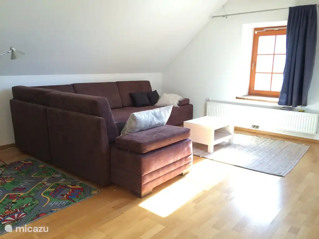 Séjour au dernier étage avec un coin salon spacieux et un canapé-lit double.