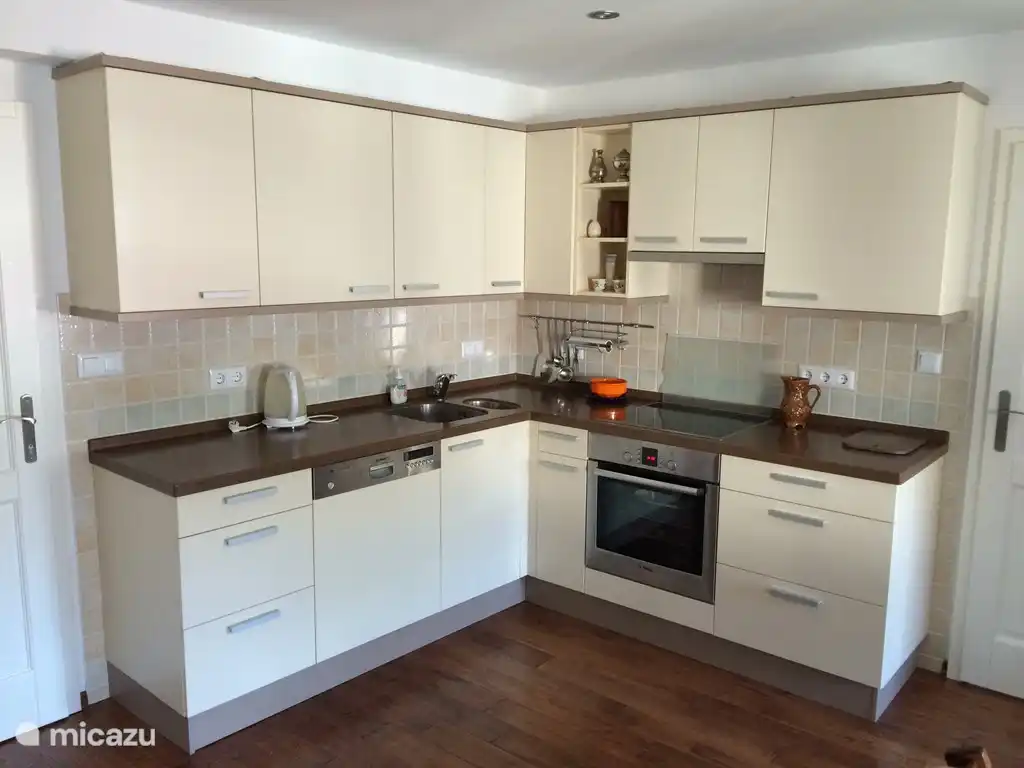 Cuisine avec des appareils modernes.