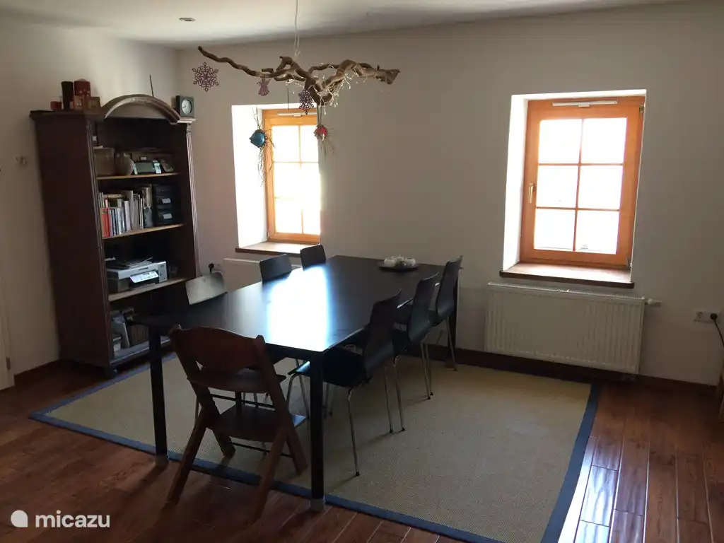 Cuisine spacieuse avec grande table à manger.