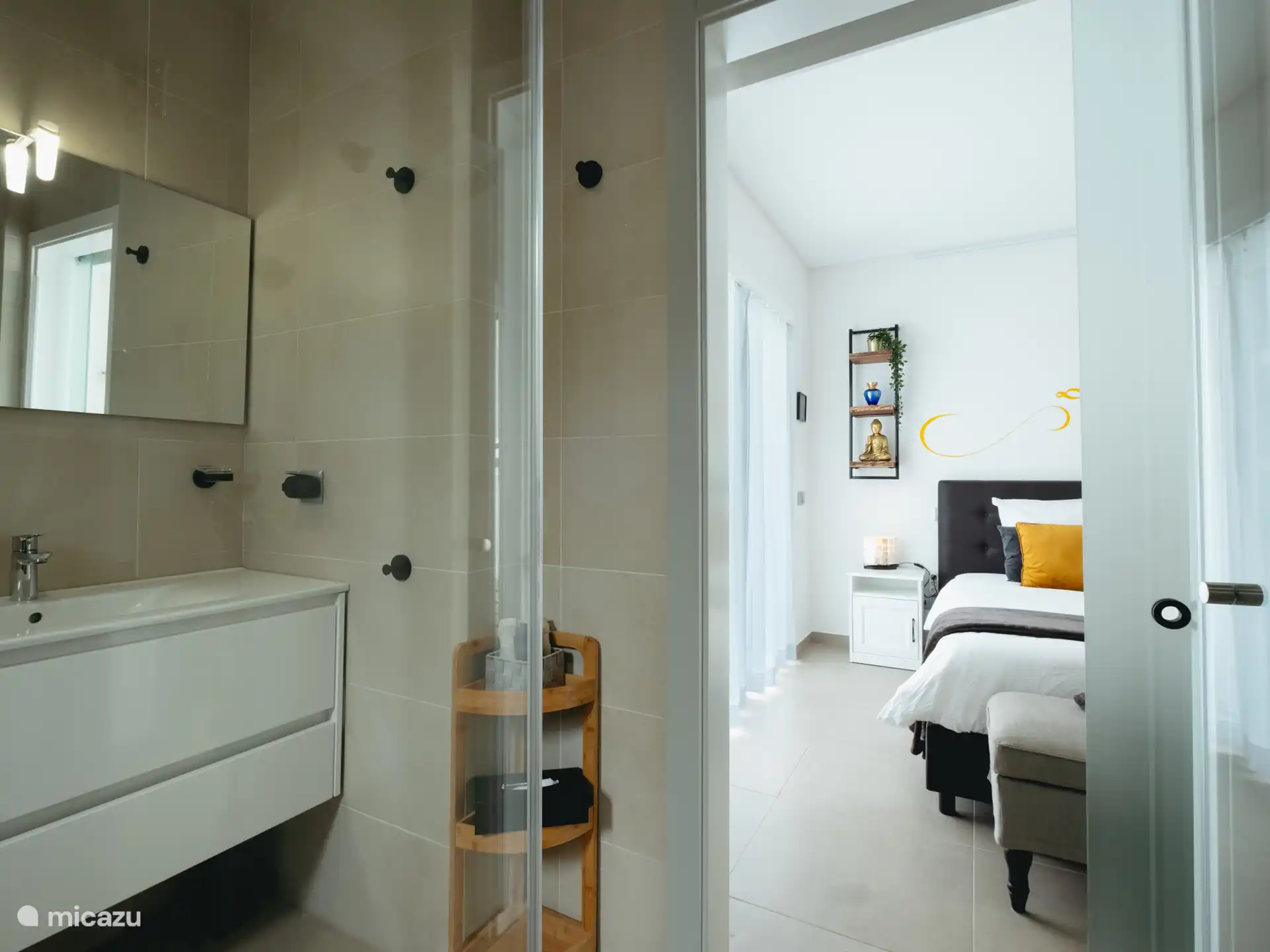 Badkamer bij gele slaapkamer