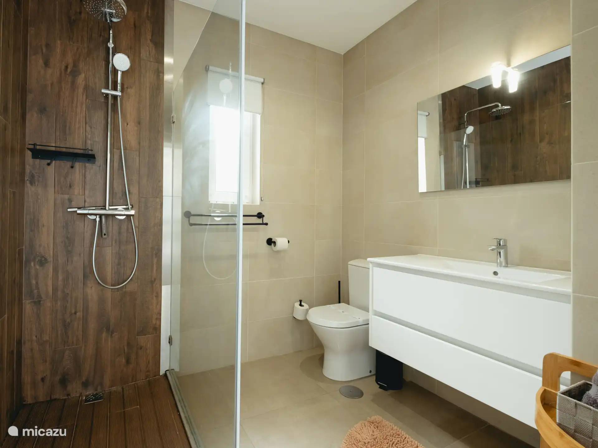 Badkamer bij gele slaapkamer