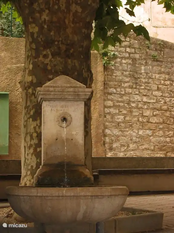 die Wasserpumpe im Zentrum von Rians