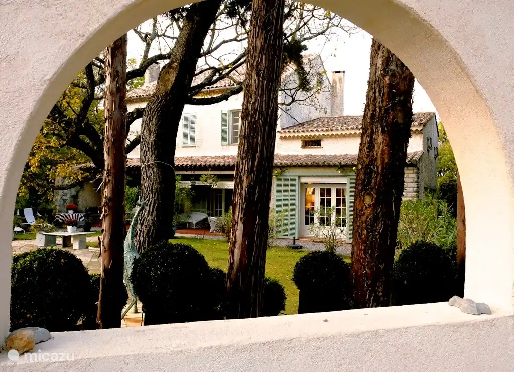 Blick durch Finis Hortorum, die Villa steht in einem Garten von ca. 7000 m2