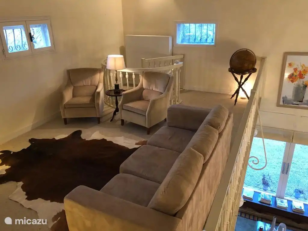 auf dem video ist die tv-ecke mit netflix, blueray und niederländischen tv-kanälen zu sehen