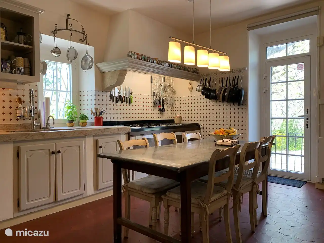 ausreichend Kochutensilien und ein Kühlschrank vorhanden