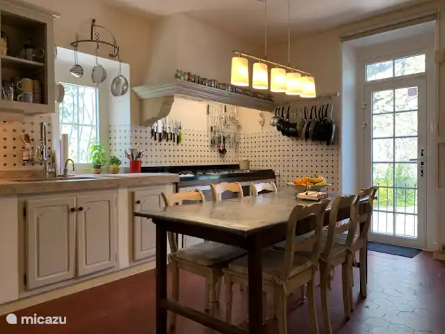 Terminer Hortorum | France, Var, Rians - villa beaucoup d'ustensiles de cuisine et un réfrigérateur à disposition