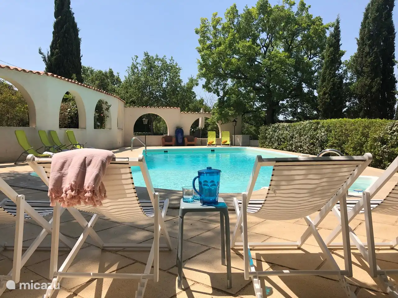 sonnen oder abkühlen im pool