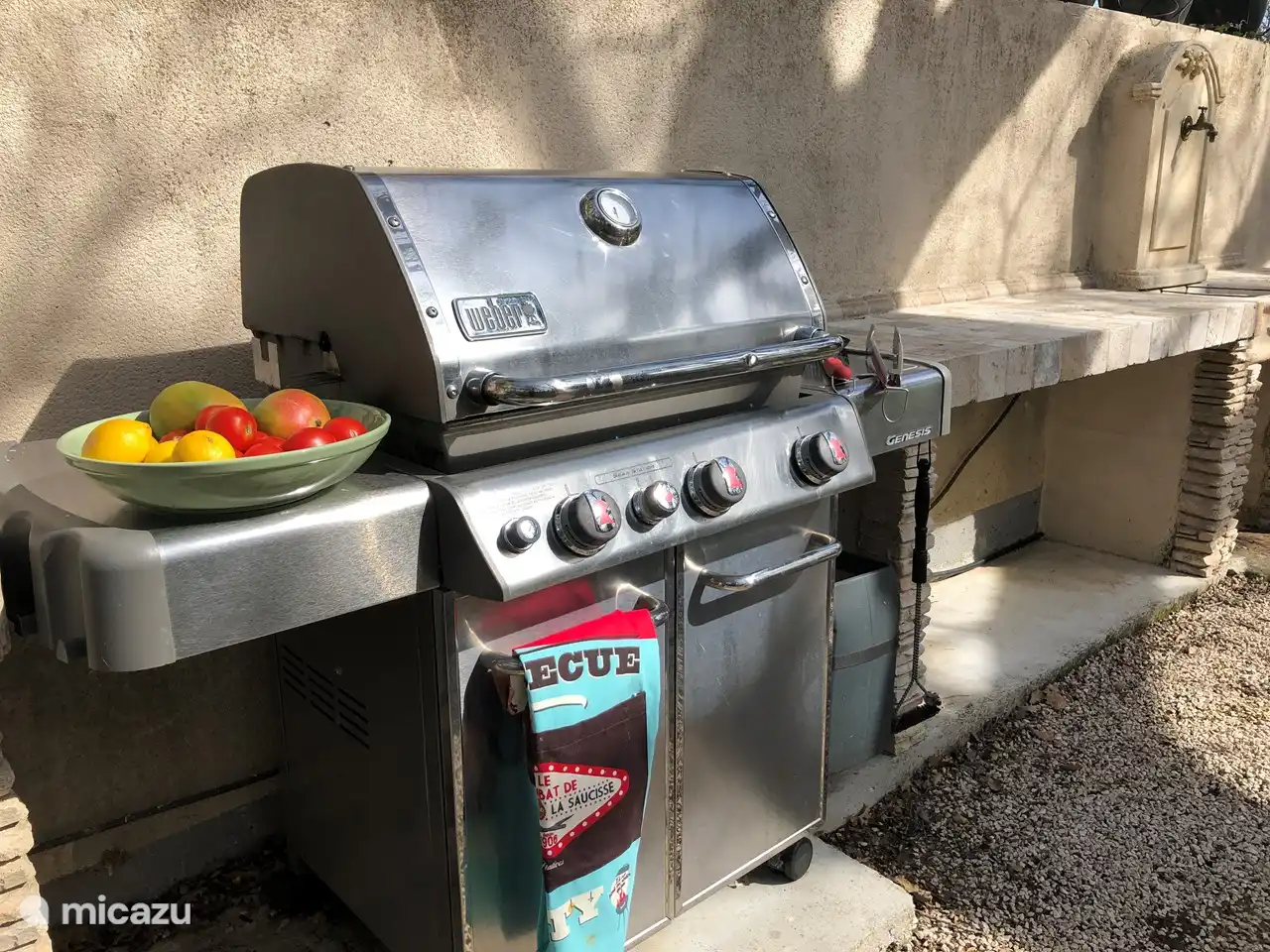 BBQ und Tisch für schöne lange Sommerabenden