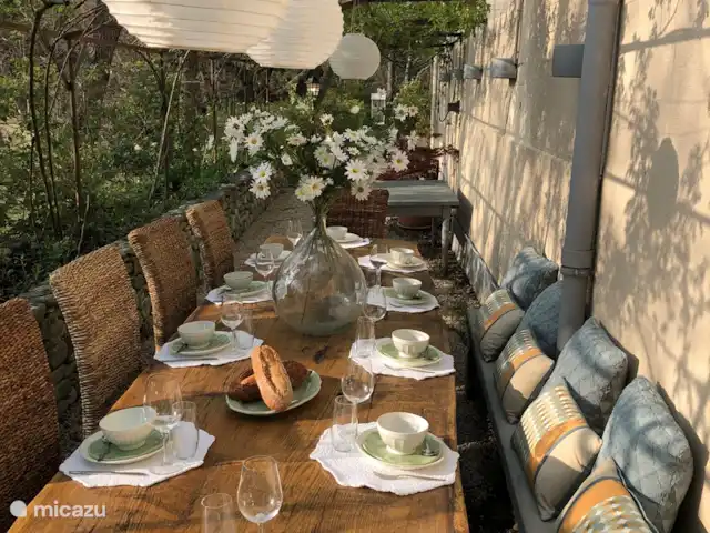 Terminer Hortorum | France, Var, Rians - villa un endroit merveilleux a été créé sous le couloir des roses pour de longues soirées à manger, juste à côté se trouve le barbecue WEBER