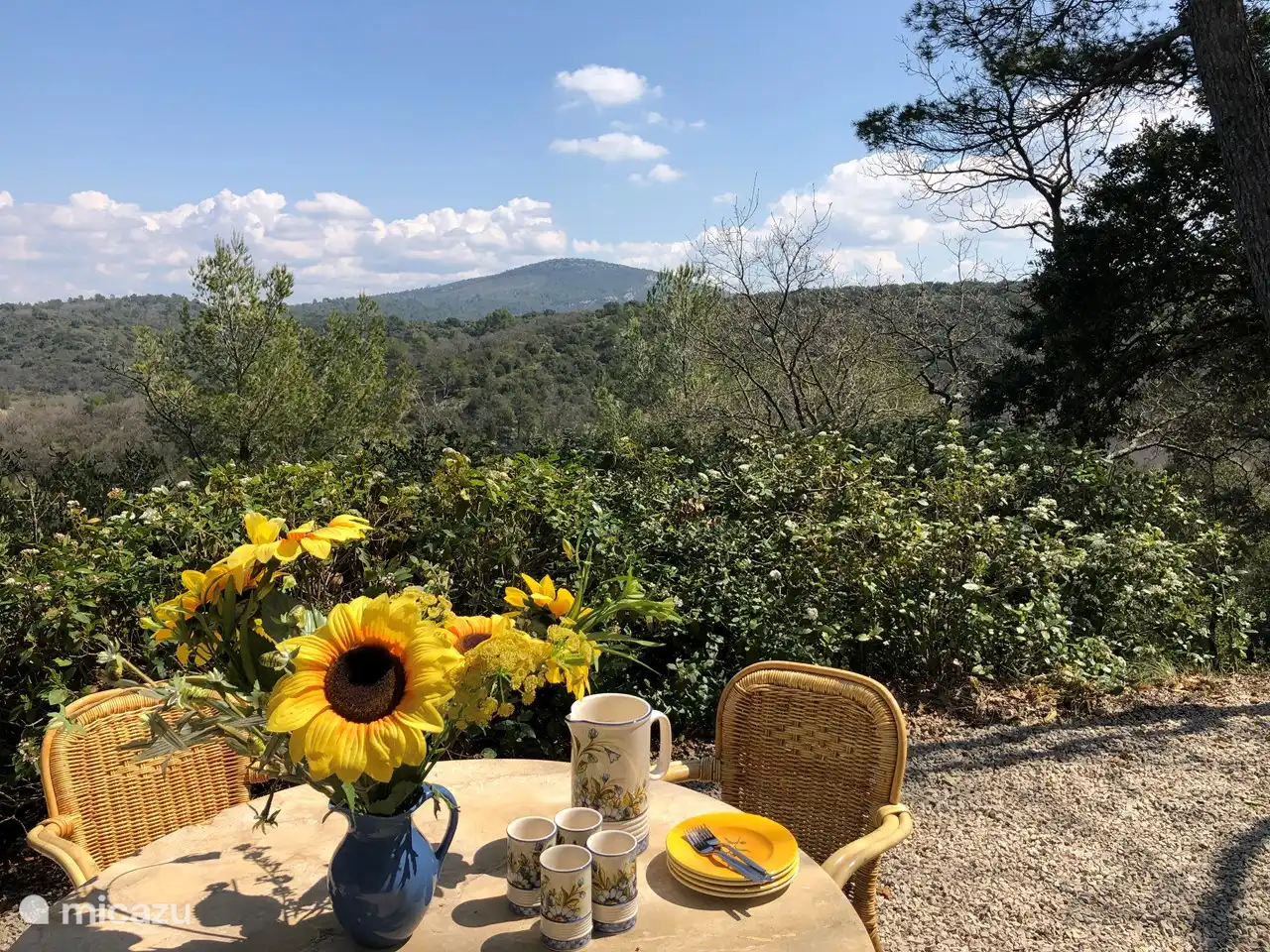 Das Anwesen ist völlig kostenlos und verfügt über mehrere schöne Plätze, um die Aussicht zu genießen