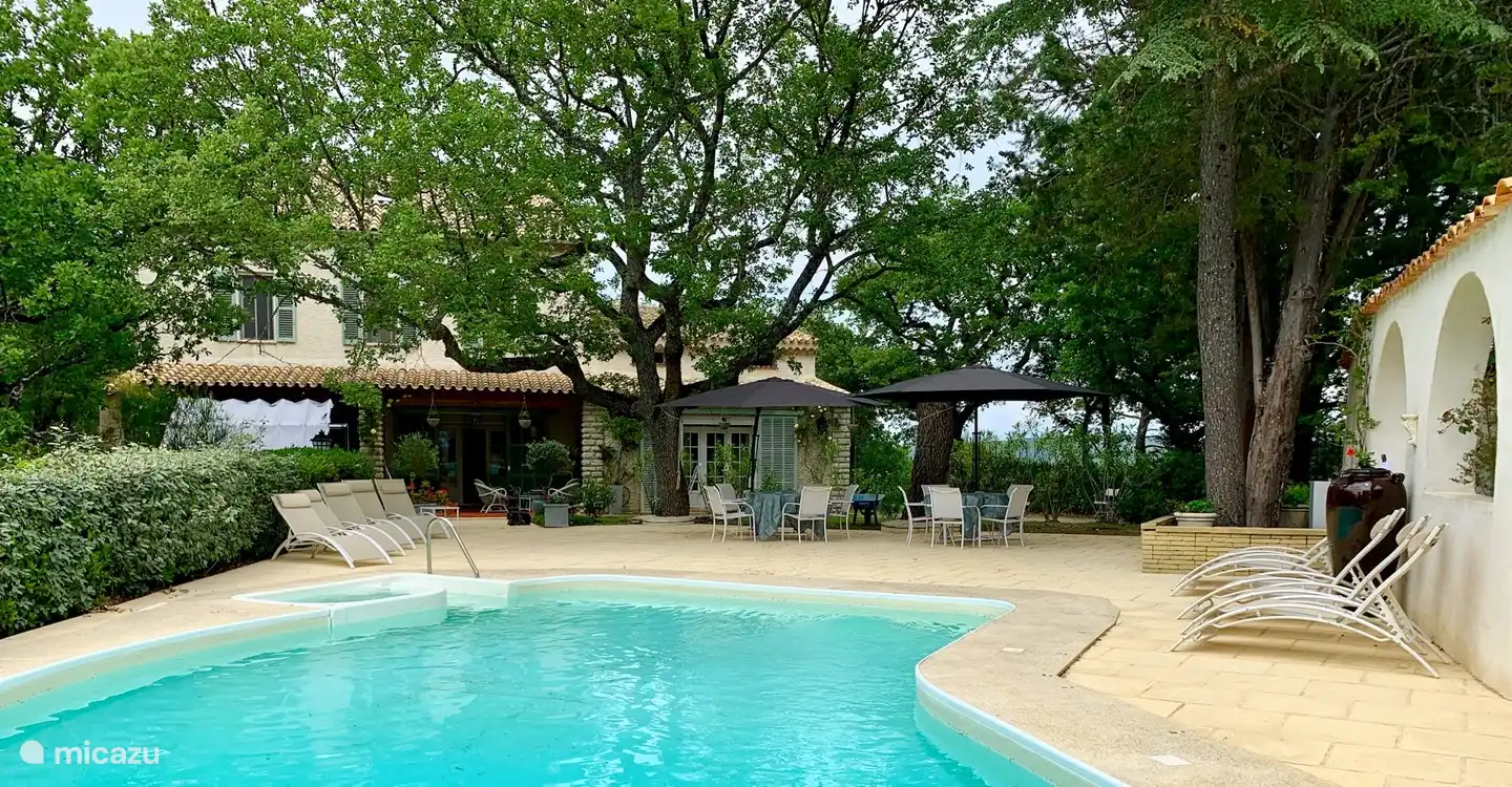 große Terrasse rund um den Pool