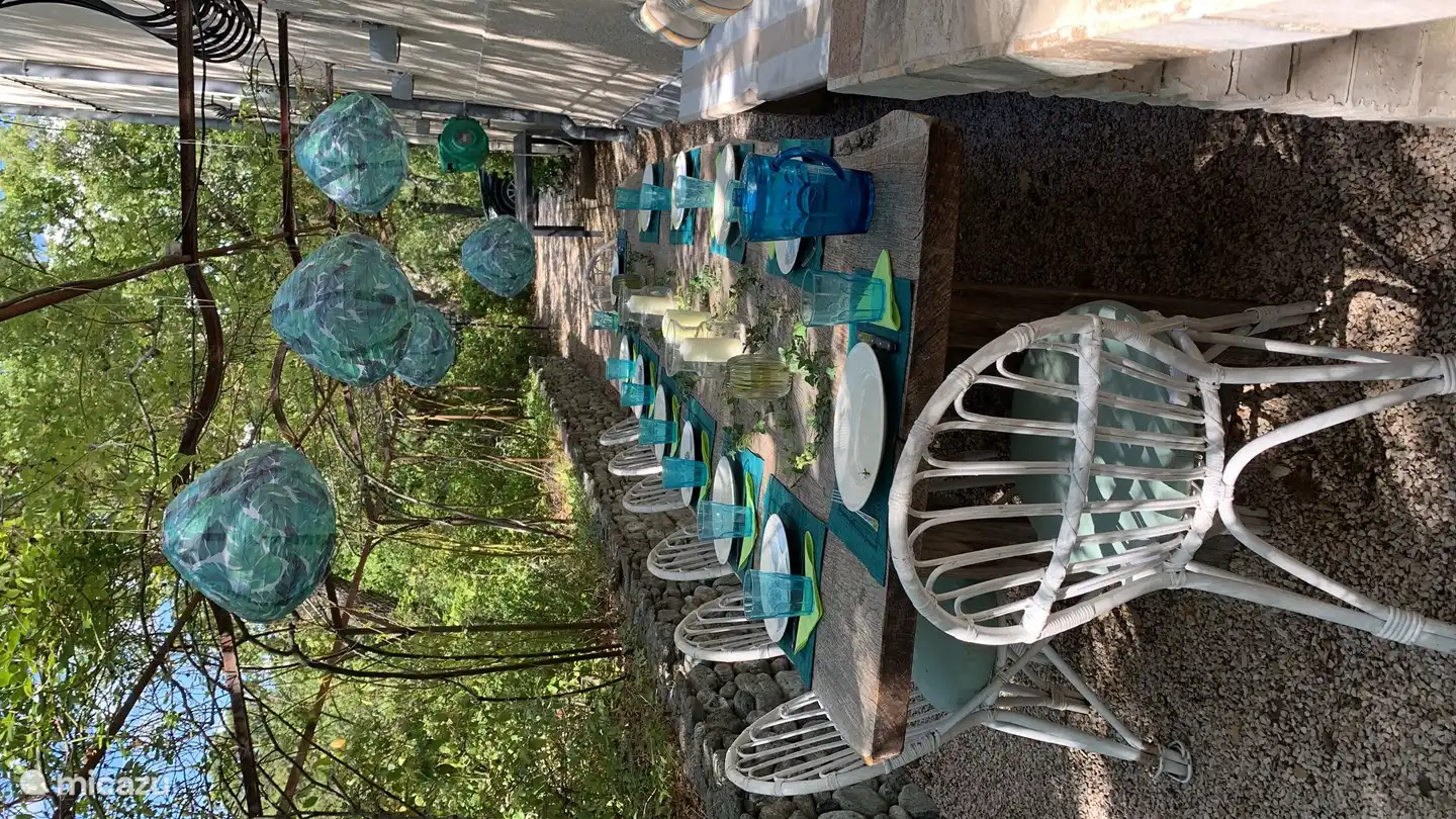 BBQ-Abendessen unter dem Rosenweg