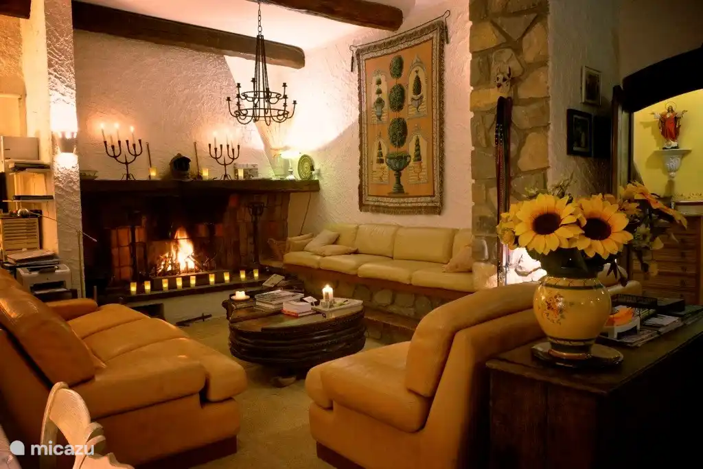 ein schöner großer Kamin für die Winterabende