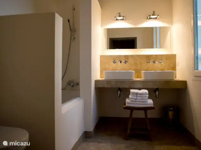 Maison 'La Vernède' | France, Tarn-et-Garonne, Sauveterre - villa salle de bain 1er étage