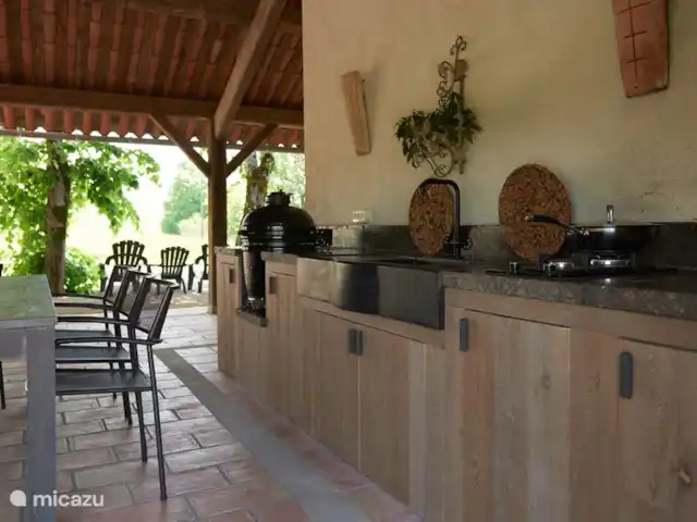Maison 'La Vernède' | France, Tarn-et-Garonne, Sauveterre - villa cuisine de patio avec grill kamado